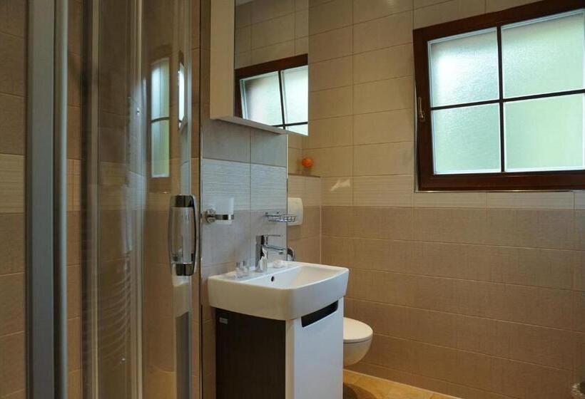 ペンション Jezírko Lesní Restaurant & Penzion