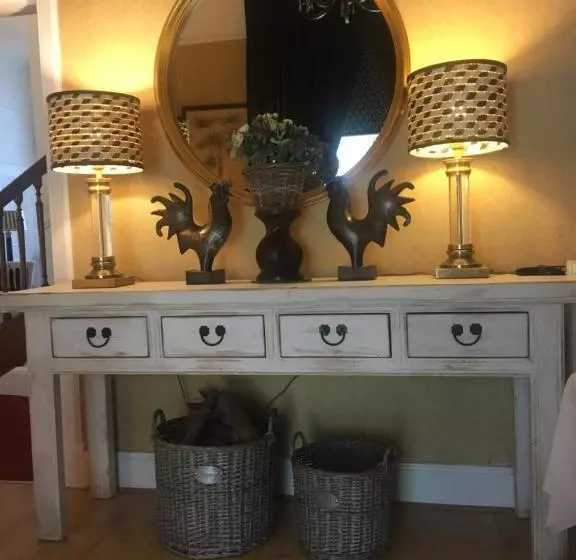 تختخواب و صبحانه Abercorn Guest House