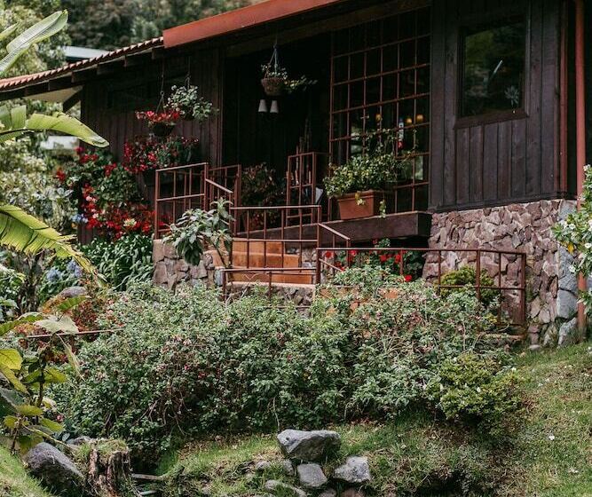 فندق Trogon Lodge