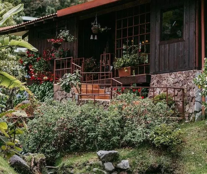 فندق Trogon Lodge