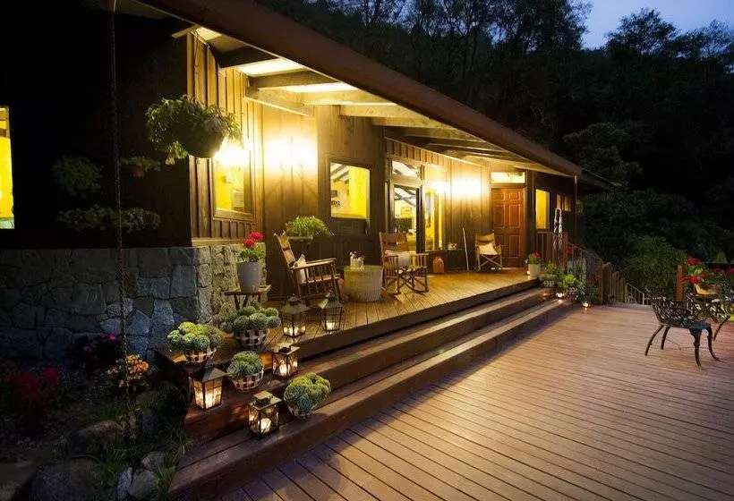 فندق Trogon Lodge
