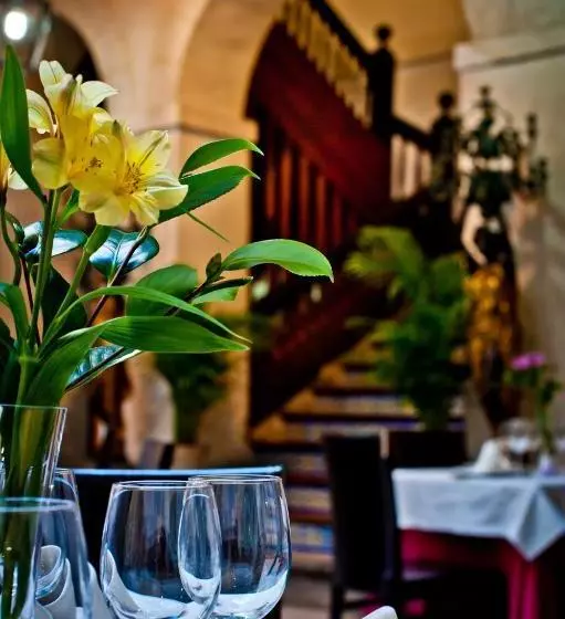 فندق Condes De Castilla