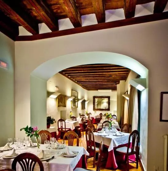 فندق Condes De Castilla