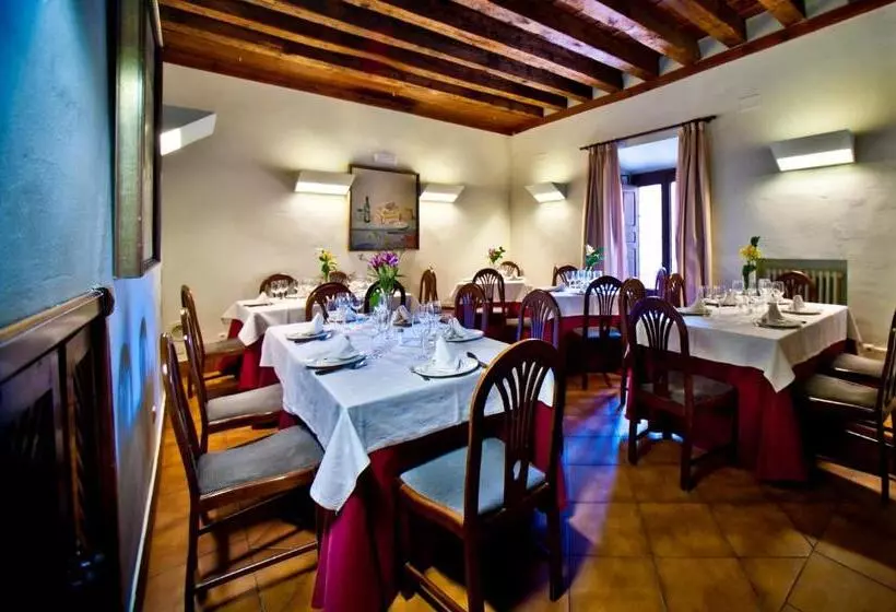 فندق Condes De Castilla