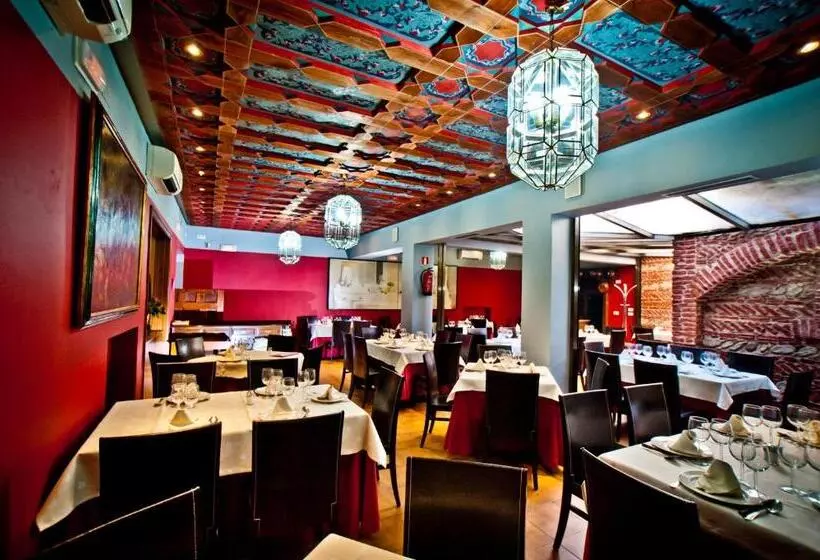 فندق Condes De Castilla