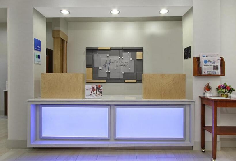 فندق Holiday Inn Express Boonville, An Ihg