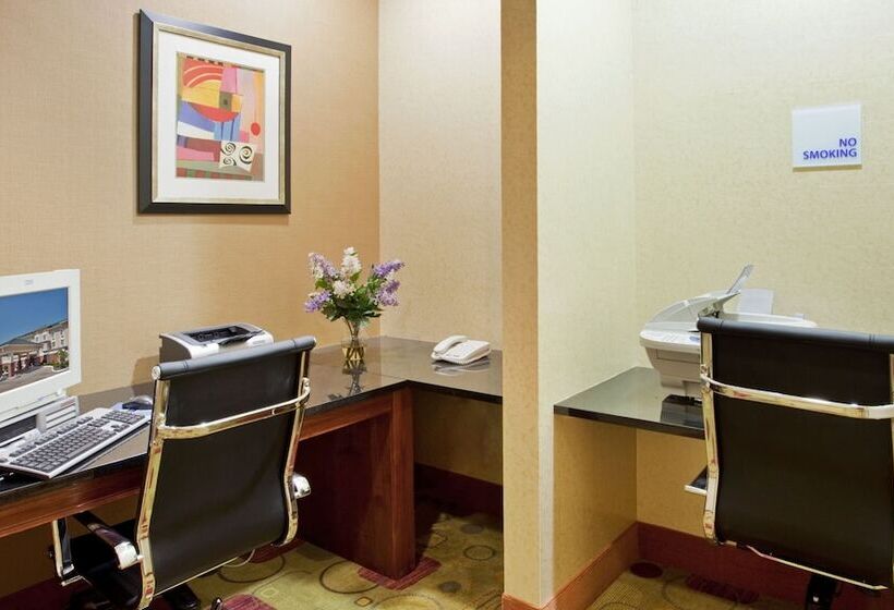 فندق Holiday Inn Express Boonville, An Ihg