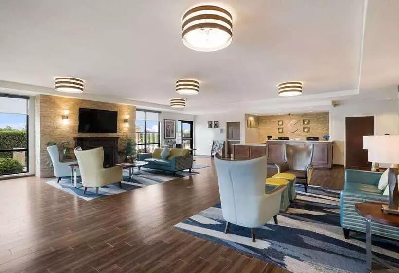Отель Comfort Inn & Suites Victoria North