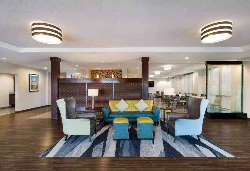 Отель Comfort Inn & Suites Victoria North