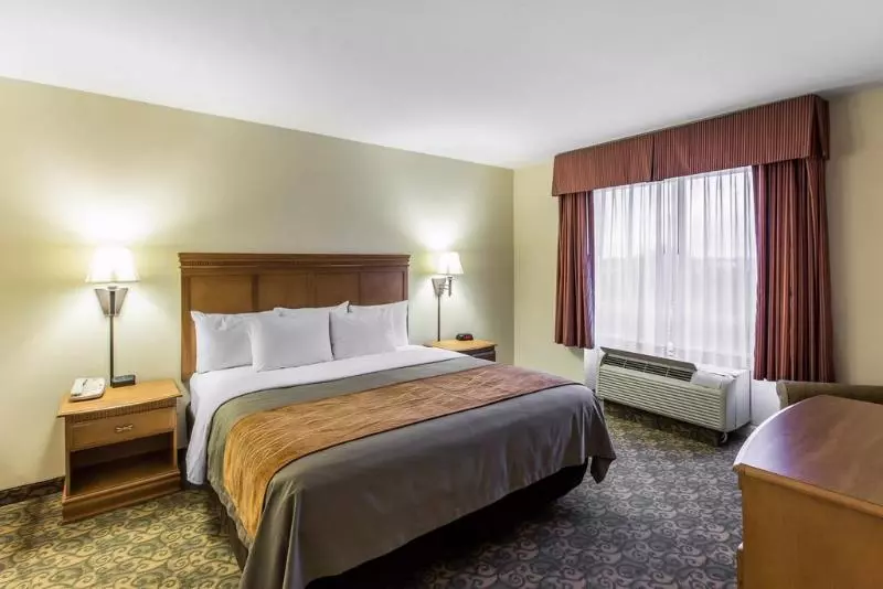 Отель Comfort Inn & Suites