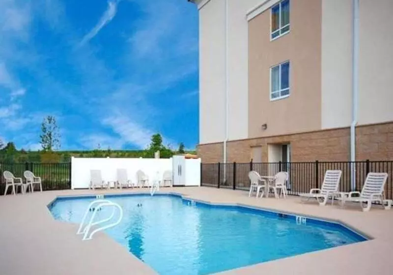 Отель Comfort Inn & Suites