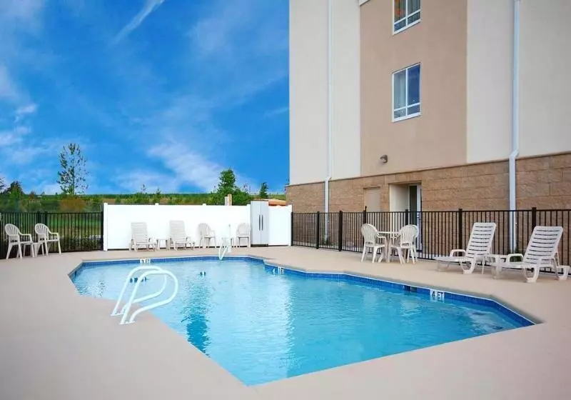 Отель Comfort Inn & Suites