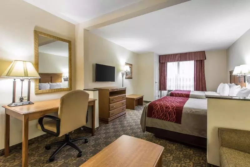 Отель Comfort Inn & Suites