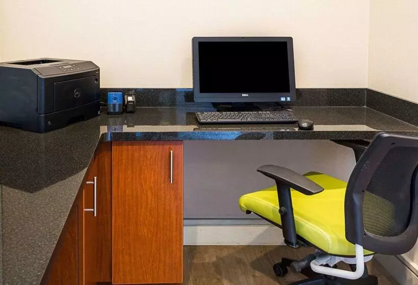 ホテル Comfort Suites Beachfront