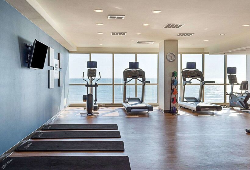 هتل Comfort Suites Beachfront