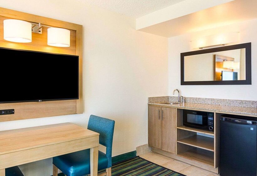 هتل Comfort Suites Beachfront