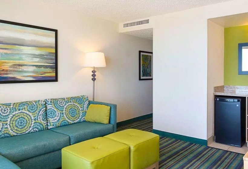 ホテル Comfort Suites Beachfront