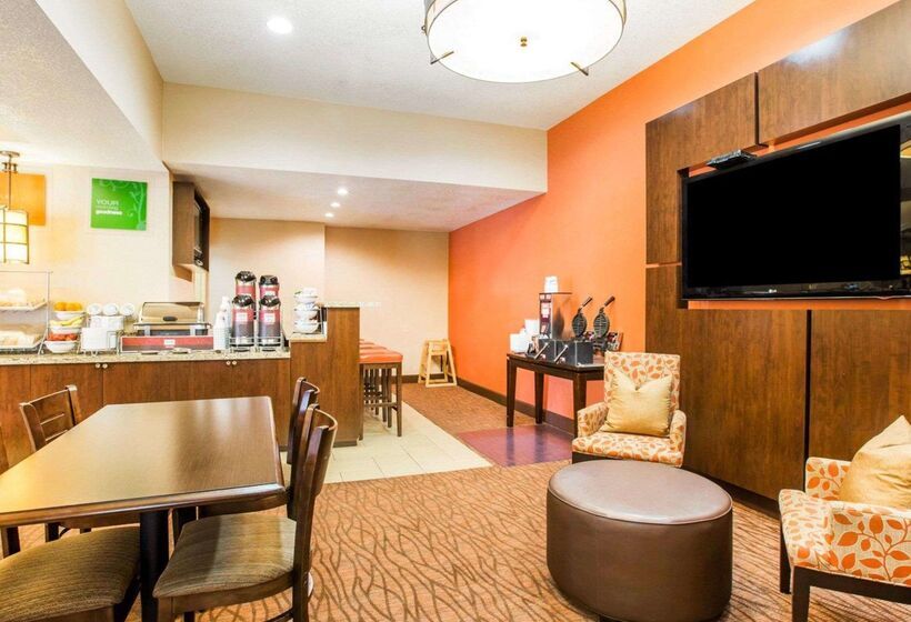 فندق Comfort Suites