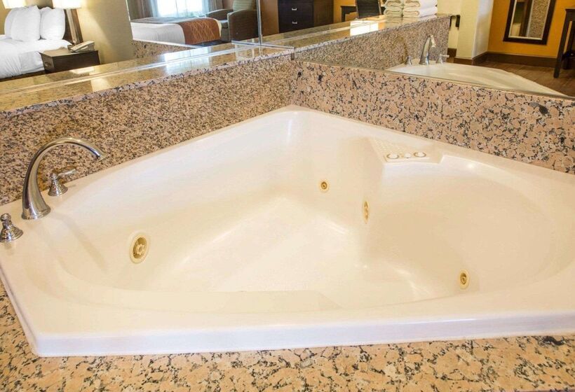 فندق Comfort Suites