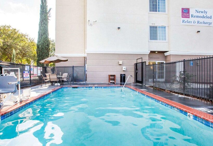 فندق Comfort Suites