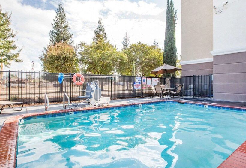 فندق Comfort Suites