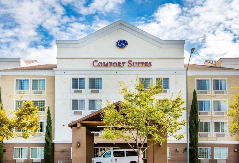 فندق Comfort Suites