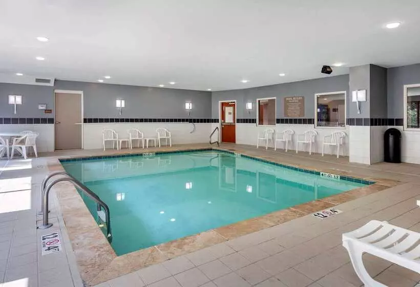 ホテル Comfort Suites Manchester