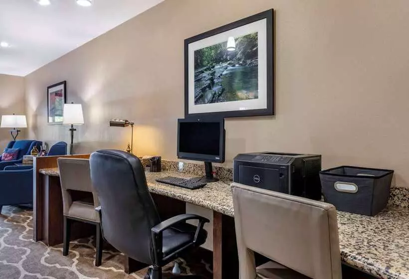 ホテル Comfort Suites Manchester
