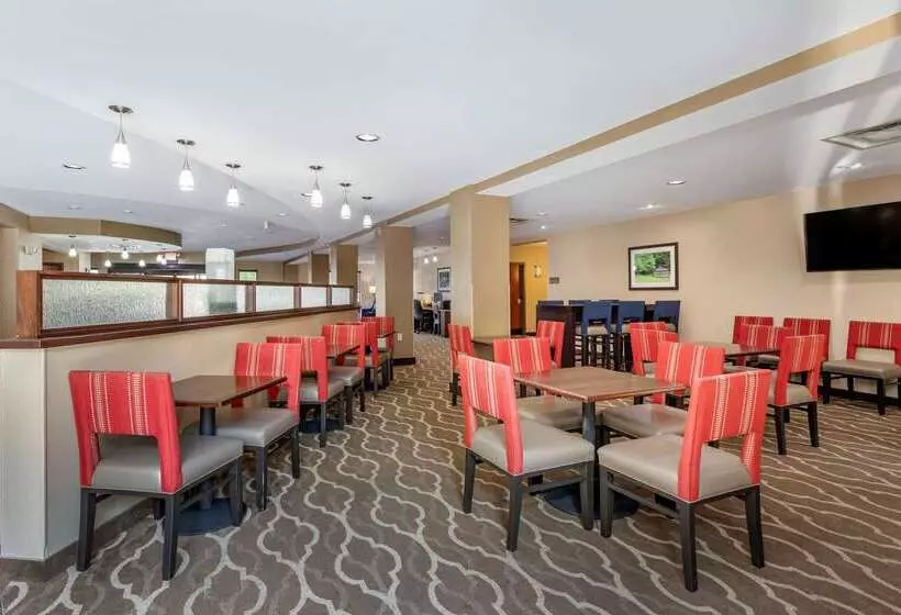 ホテル Comfort Suites Manchester