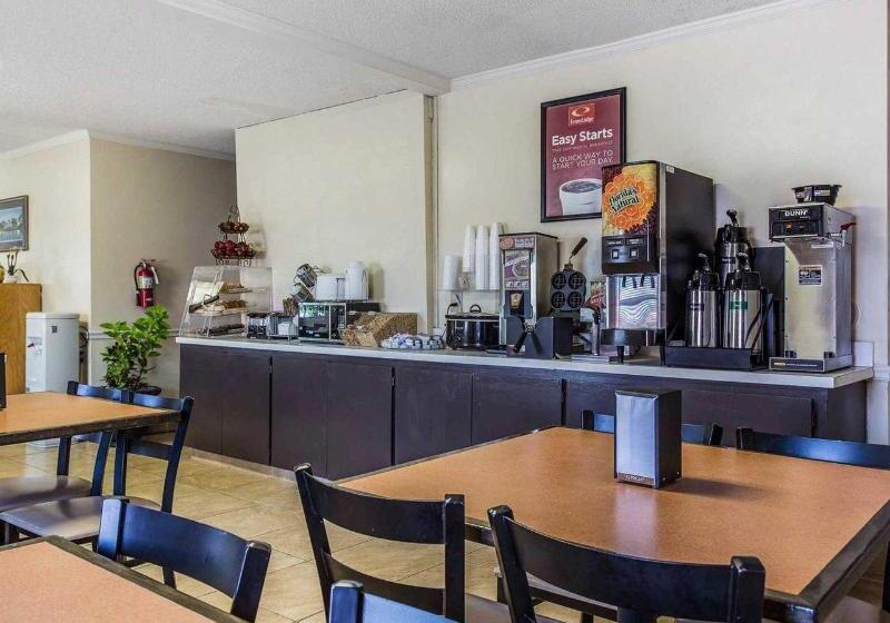 Отель Econo Lodge