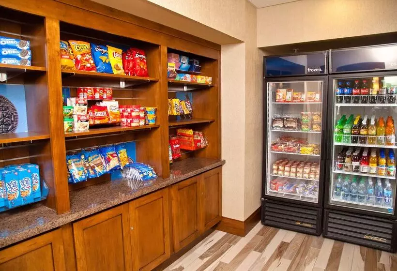 Отель Hampton Inn & Suites Salinas