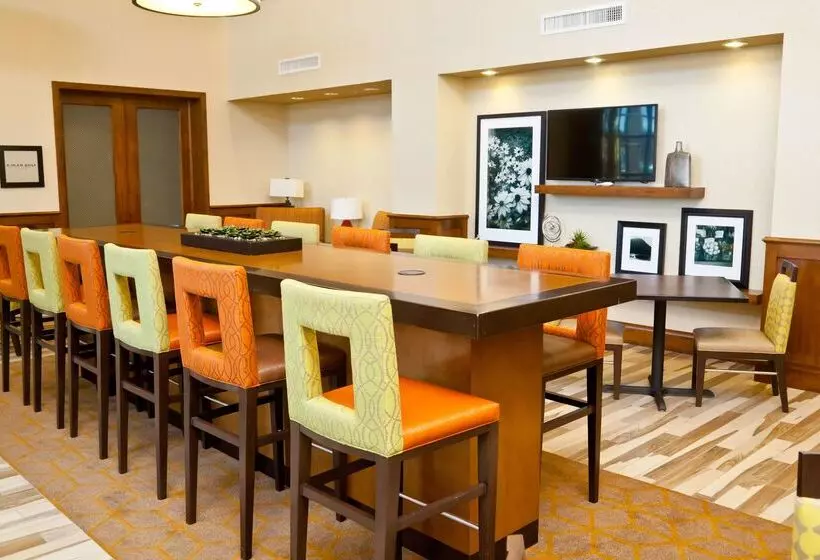 Отель Hampton Inn & Suites Salinas
