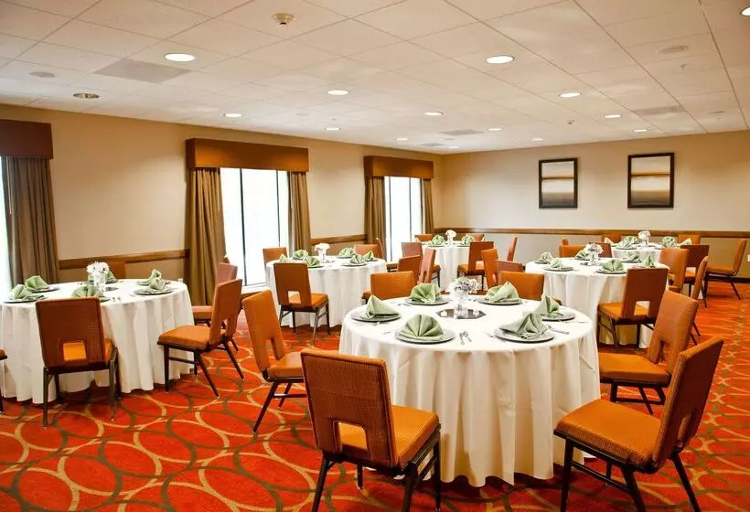 Отель Hampton Inn & Suites Salinas