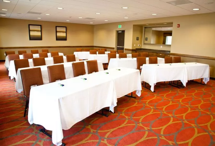 Отель Hampton Inn & Suites Salinas