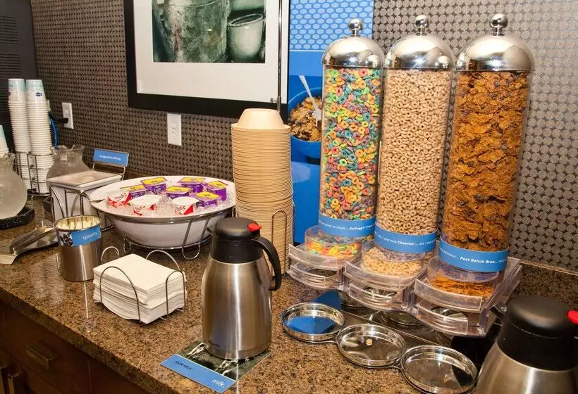 Отель Hampton Inn & Suites Salinas