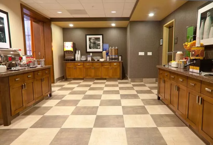 Отель Hampton Inn & Suites Salinas