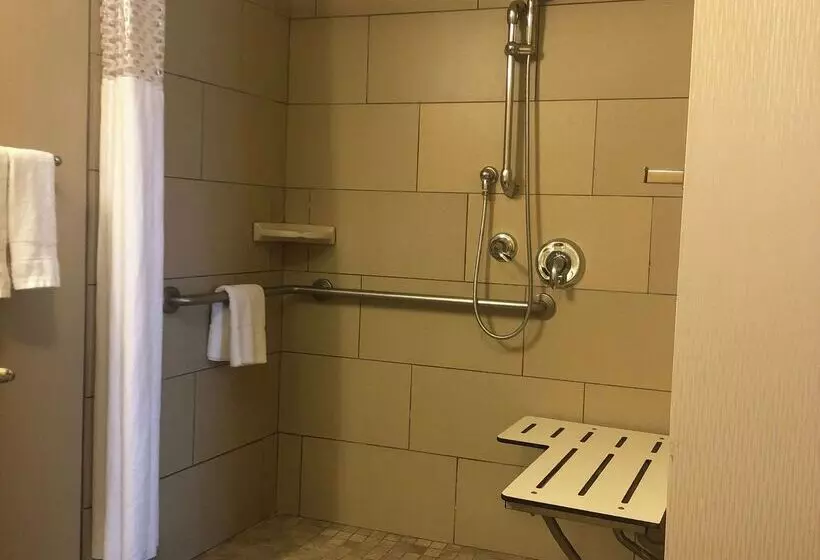 Отель Hampton Inn & Suites Salinas