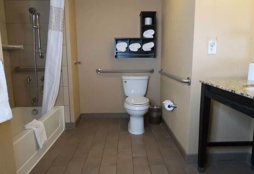 Отель Hampton Inn & Suites Salinas