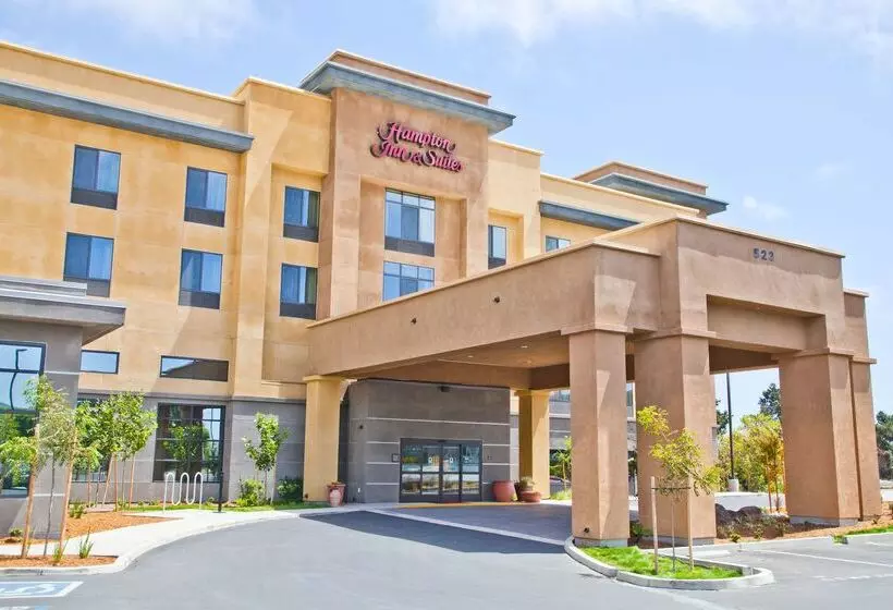 Отель Hampton Inn & Suites Salinas