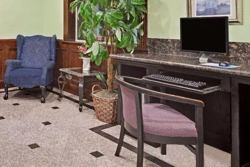 هتل Red Roof Inn Plus + Galveston Beachfront