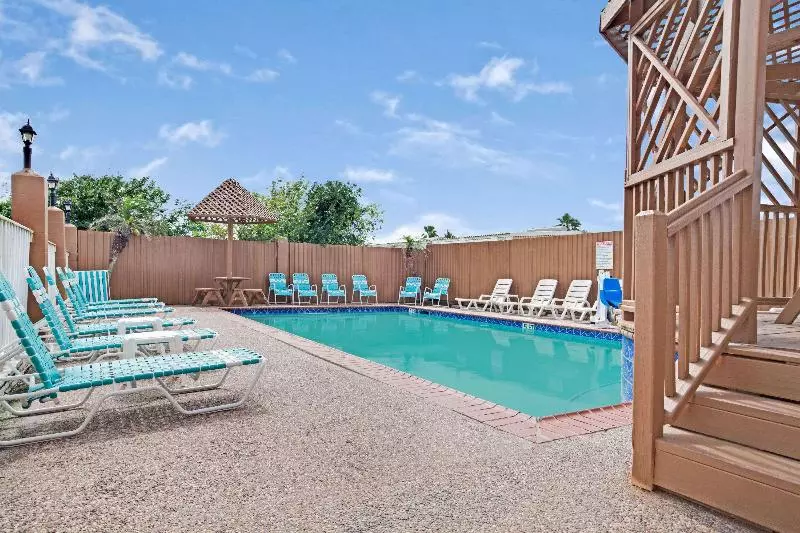 هتل Red Roof Inn Plus + Galveston Beachfront