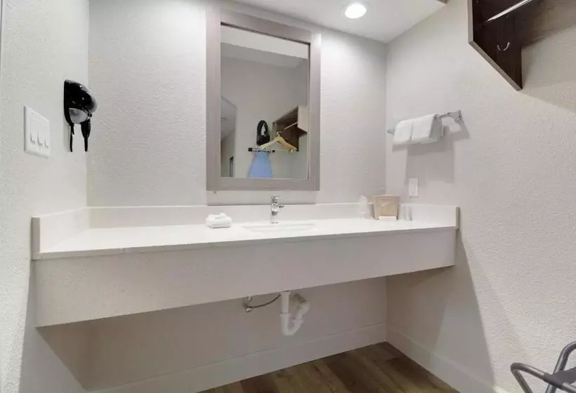 هتل Red Roof Inn Plus + Galveston Beachfront