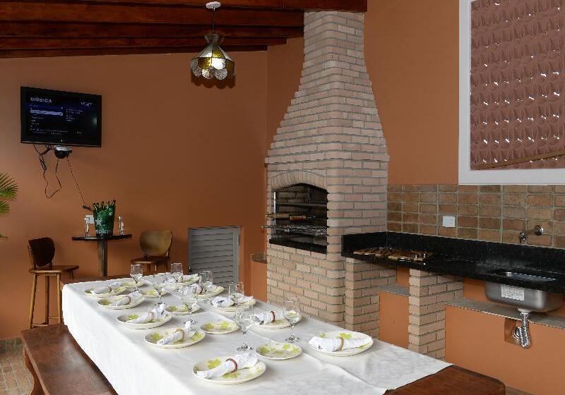 בית מלון כפרי Colonial Plaza