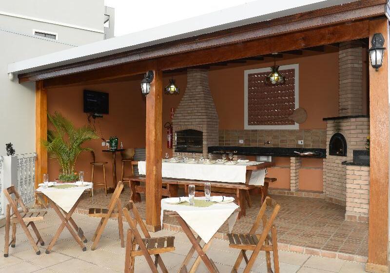 בית מלון כפרי Colonial Plaza