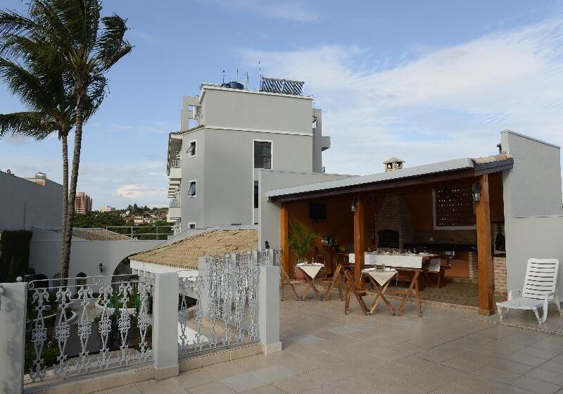 בית מלון כפרי Colonial Plaza