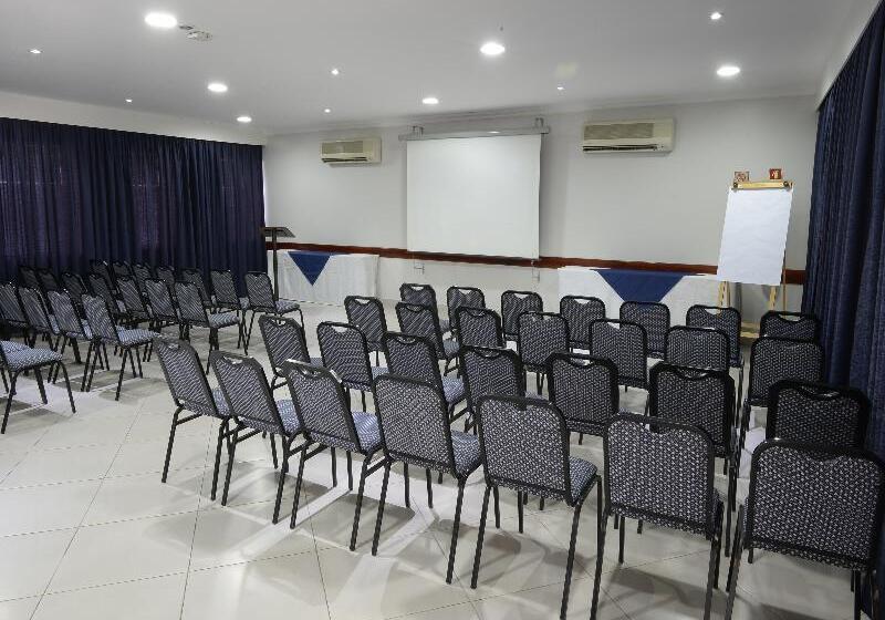 בית מלון כפרי Colonial Plaza