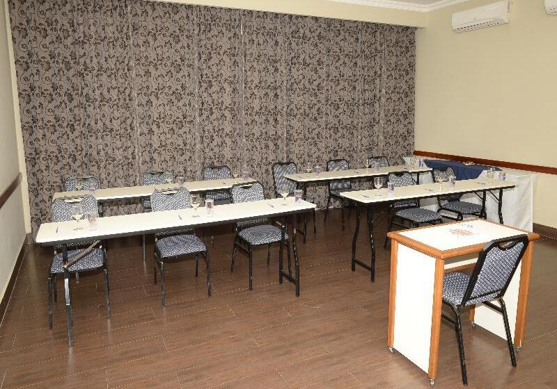 בית מלון כפרי Colonial Plaza