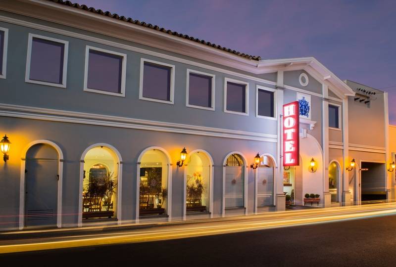 בית מלון כפרי Colonial Plaza