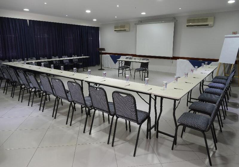 בית מלון כפרי Colonial Plaza