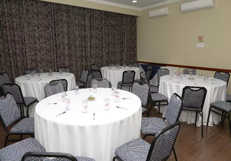 호텔 Colonial Plaza